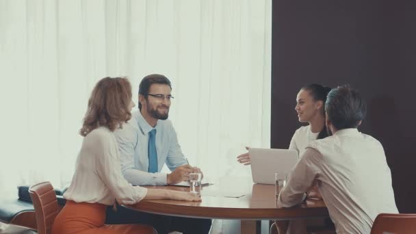 Lächelnde Geschäftsleute Bei Treffen — Stockvideo