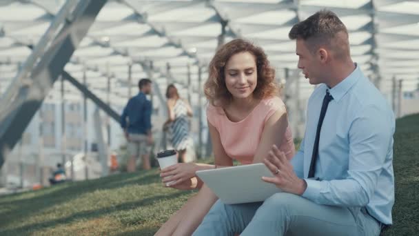 Casal Sorrindo Com Laptop — Vídeo de Stock