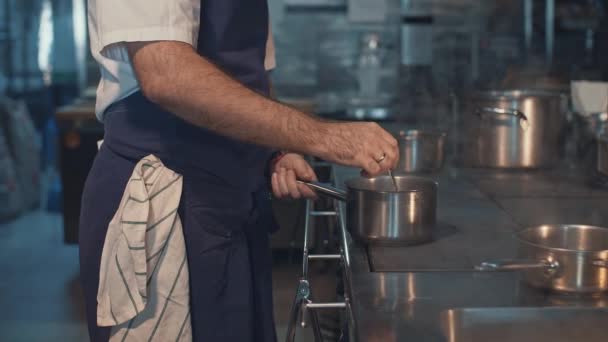 Şef Mutfakta Yemek Pişiriyor — Stok video