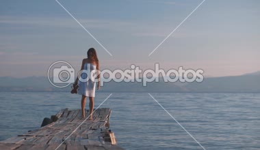 Çekici kız bir iskele üzerinde