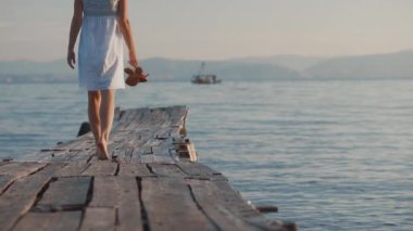 Açık havada bir whithe elbiseli Genç kadın