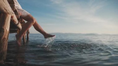 Yalınayak kız tatilde