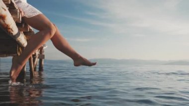 Yalınayak kız tatilde