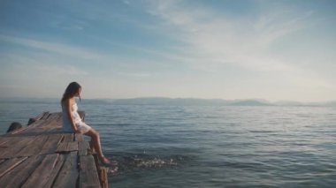 Açık havada beyaz elbiseli Genç kız