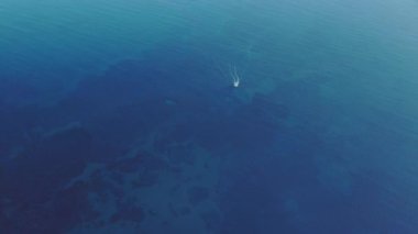 Denizde yüzen bir gemi