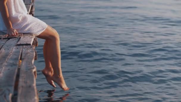 桟橋に女性の素足 — ストック動画