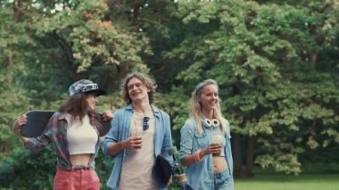 Genç gülümseyen insanlar tatil