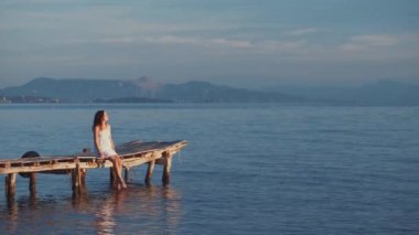 Yaz aylarında mutlu kız