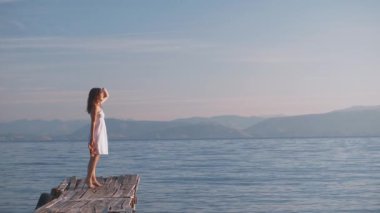 Tatile gülümseyen kadın