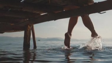 genç kadın bir iskele üzerinde