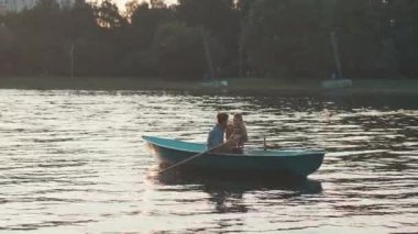 Açık havada bir tekne içinde genç Çift