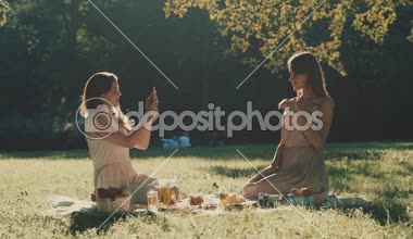 Güneş ışığı altında gülümseyen kız