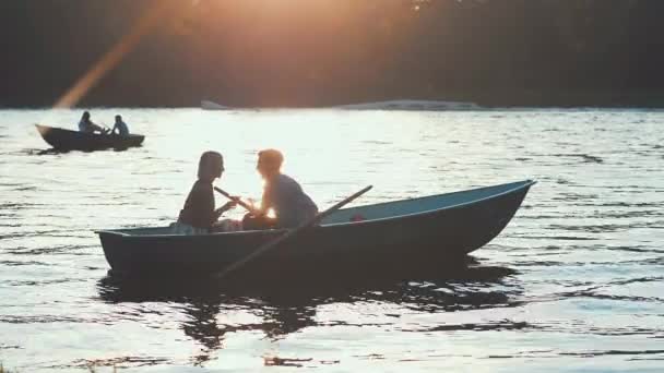 Beijar Jovem Casal Livre — Vídeo de Stock