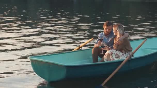 有吸引力的夫妇在小船 — 图库视频影像