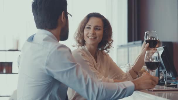 Lachende Paar Tijdens Bijeenkomst — Stockvideo