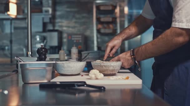 Jovem Chef Cozinhar Cozinha — Vídeo de Stock