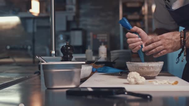 Cook Prepara Cocina — Vídeo de stock