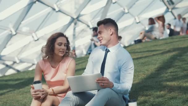 Jóvenes Sonrientes Encuentro — Vídeos de Stock