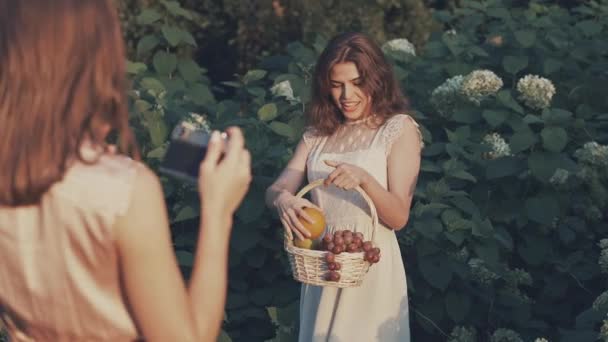 Jóvenes Mujeres Sonrientes Aire Libre — Vídeos de Stock