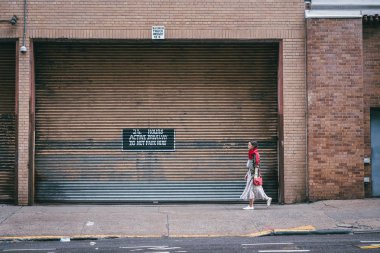 New York'ta sokaktaki genç kız