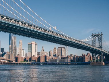 Bir yaz günü New York'ta Manhattan Köprüsü'nün görünümü
