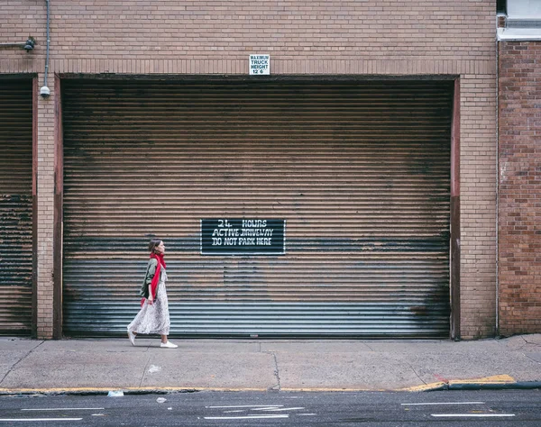 Junge Touristin Auf Der Straße New York City — Stockfoto