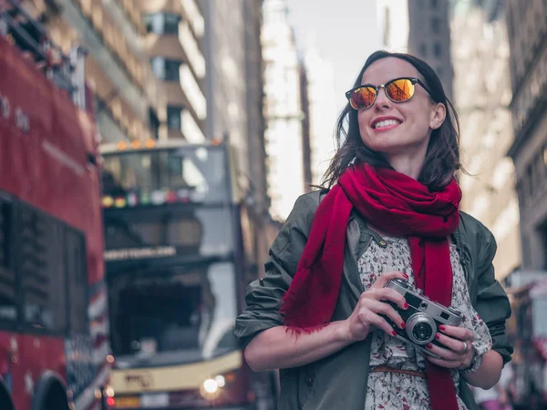 在纽约带着复古相机的微笑的年轻女孩 — 图库照片