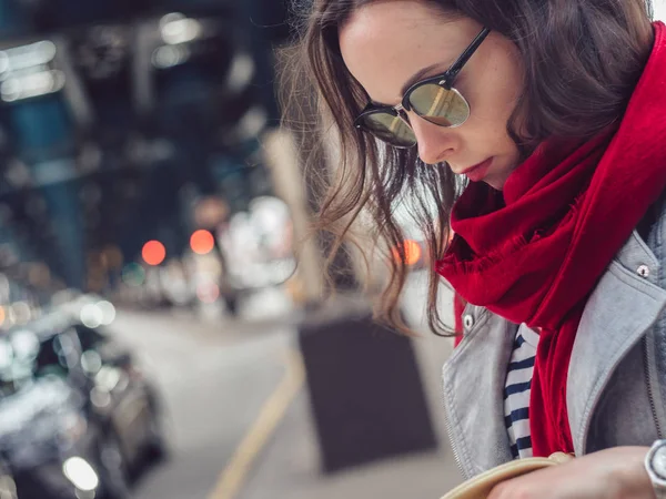 Attraente Ragazza Occhiali Sole Città — Foto Stock