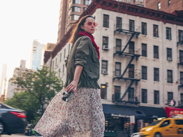 Hermosa Chica Con Una Cámara Retro Calle Nueva York —  Fotos de Stock