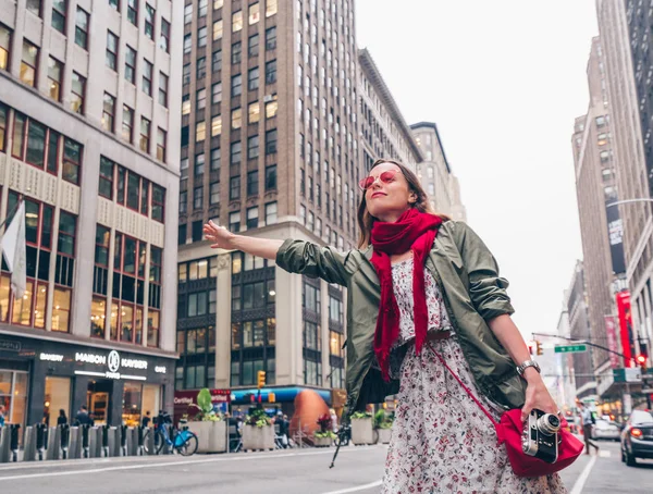 ニューヨーク市のタクシーを捕まえる笑顔の女の子 — ストック写真