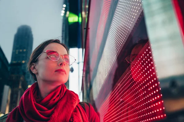 Atractiva Chica Junto Pared Luz Ciudad Nueva York —  Fotos de Stock