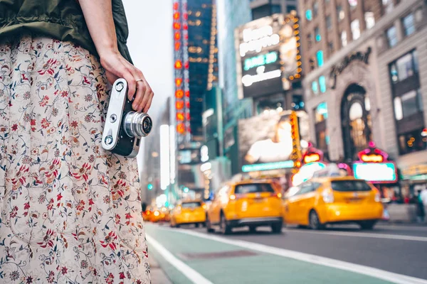 マンハッタンのクローズ アップでレトロなカメラを持つ少女 — ストック写真