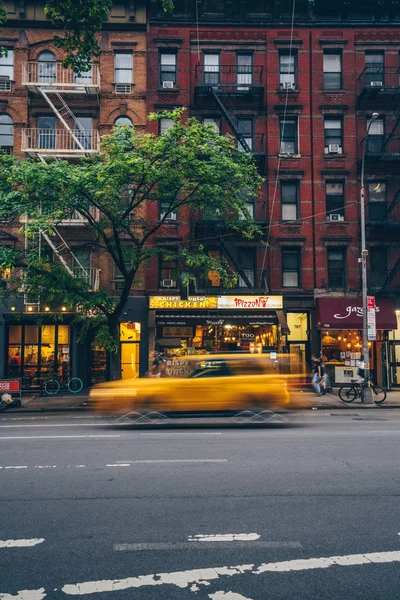 Taxi Mit Tempo Auf Dem Hintergrund Des Gebäudes New York — Stockfoto