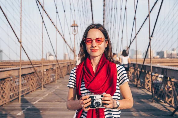 Усміхаючись Фотограф Бруклінський Міст Нью Йорку — стокове фото