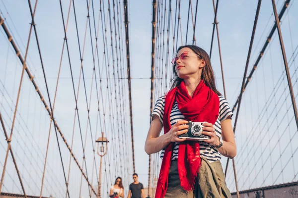 ニューヨークのブルックリン橋の上の若い観光客 — ストック写真