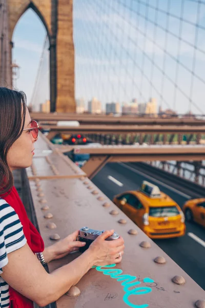 纽约布鲁克林大桥上戴红围巾的年轻女子 — 图库照片