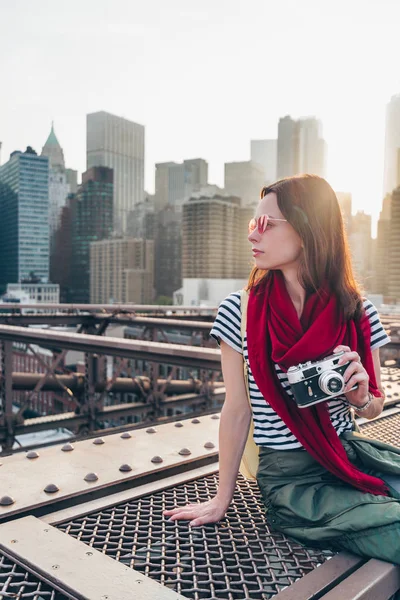 Ung Fotograf Brooklyn Bridge Vid Soluppgången — Stockfoto