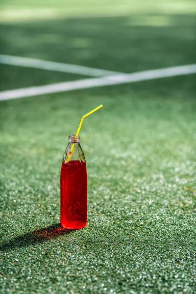 Bottiglia Limonata Sul Prato All Aperto — Foto Stock