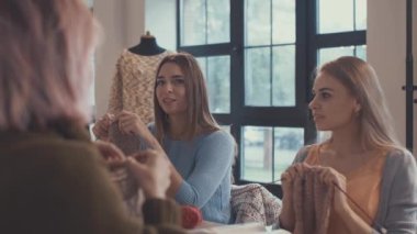 Stüdyo örgü giyen genç kız