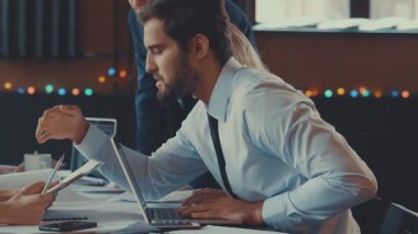 Çatı katında çalışma insanlar