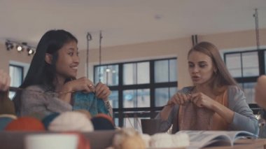 Studio genç çekici kızlar