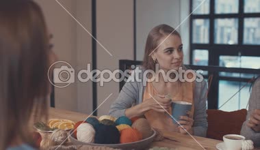 Studio gülümseyen kız