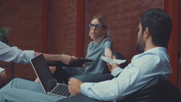 Junge Geschäftsleute Bei Der Arbeit — Stockvideo