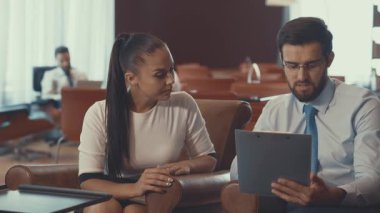 genç iş adamları iş başında