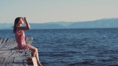 Açık havada beyaz elbiseli Genç kız