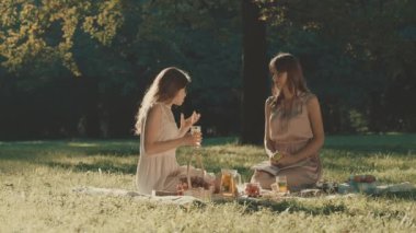 genç kadınlar tatilde