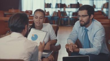 genç iş adamları iş başında