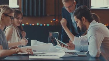 İş toplantısında takım çalışması