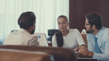 genç iş adamları iş başında