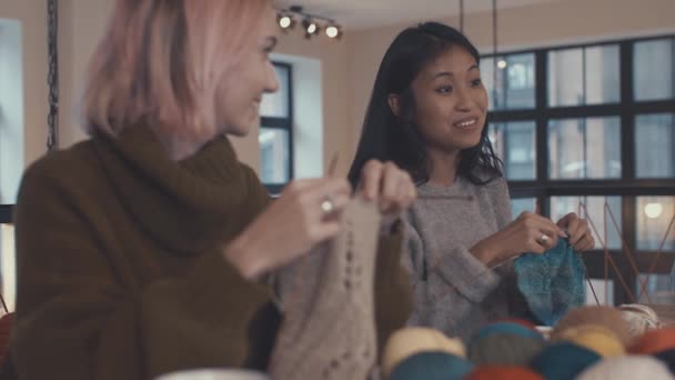 Chicas Jóvenes Clase Magistral Interior — Vídeos de Stock